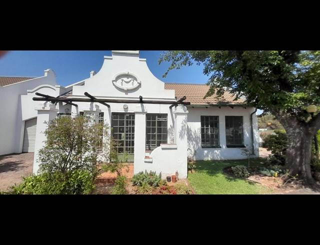 2 BEDROOM TOWNHOUSE FOR SALE IN DIE HOEWES